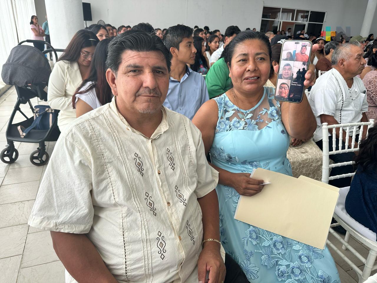 Llega peruano a casarse en boda colectiva de Coatza