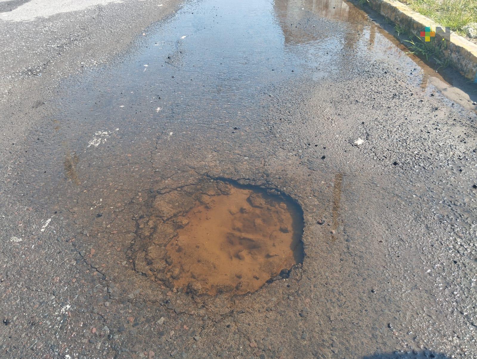 Casi una semana de esta fuga de agua en Villa Rica II