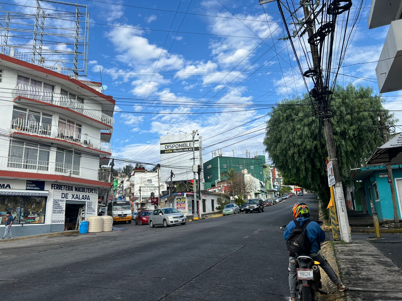 Ambiente cálido con probabilidad de lluvia en zona montañosa; se prevé surada en el sur