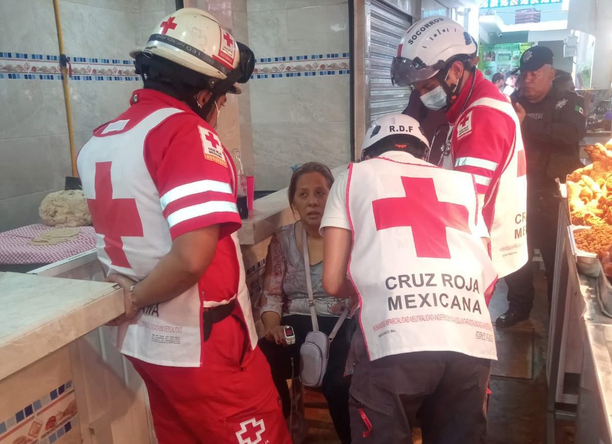 SSP y Cruz Roja auxilian a mujer con baja presión en el centro de Xalapa