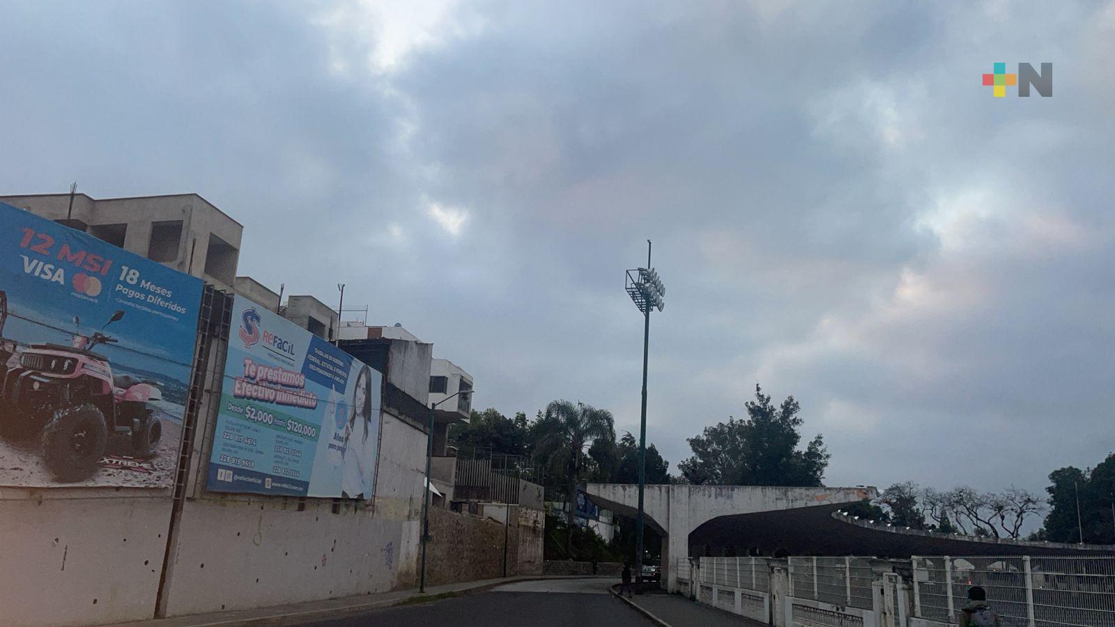 Cielo nublado con probables nieblas o neblinas en montaña, llanura y costa.
