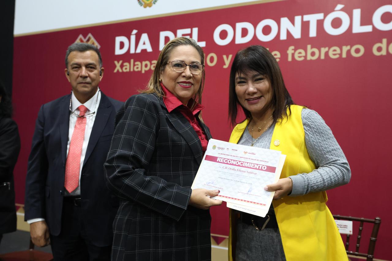 Reconoce Salud a odontólogos veracruzanos por décadas de servicio