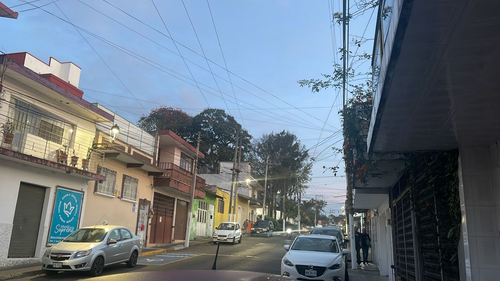 Cielo medio nublado con probabilidad de nieblas, lloviznas y lluvias aisladas por la tarde noche