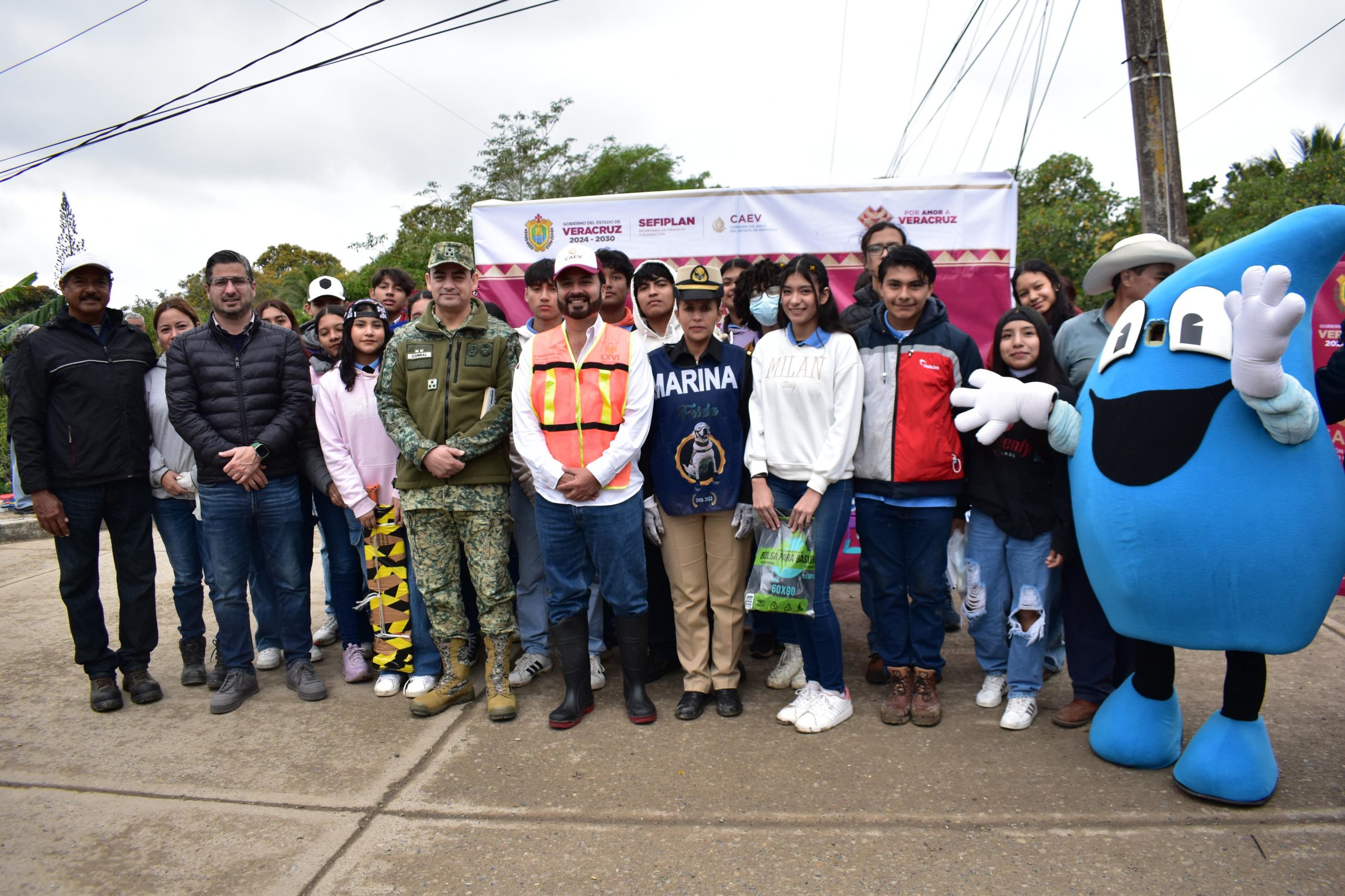 Autoridades, estudiantes y sociedad civil limpian el Estero de La Calzada en Tuxpan