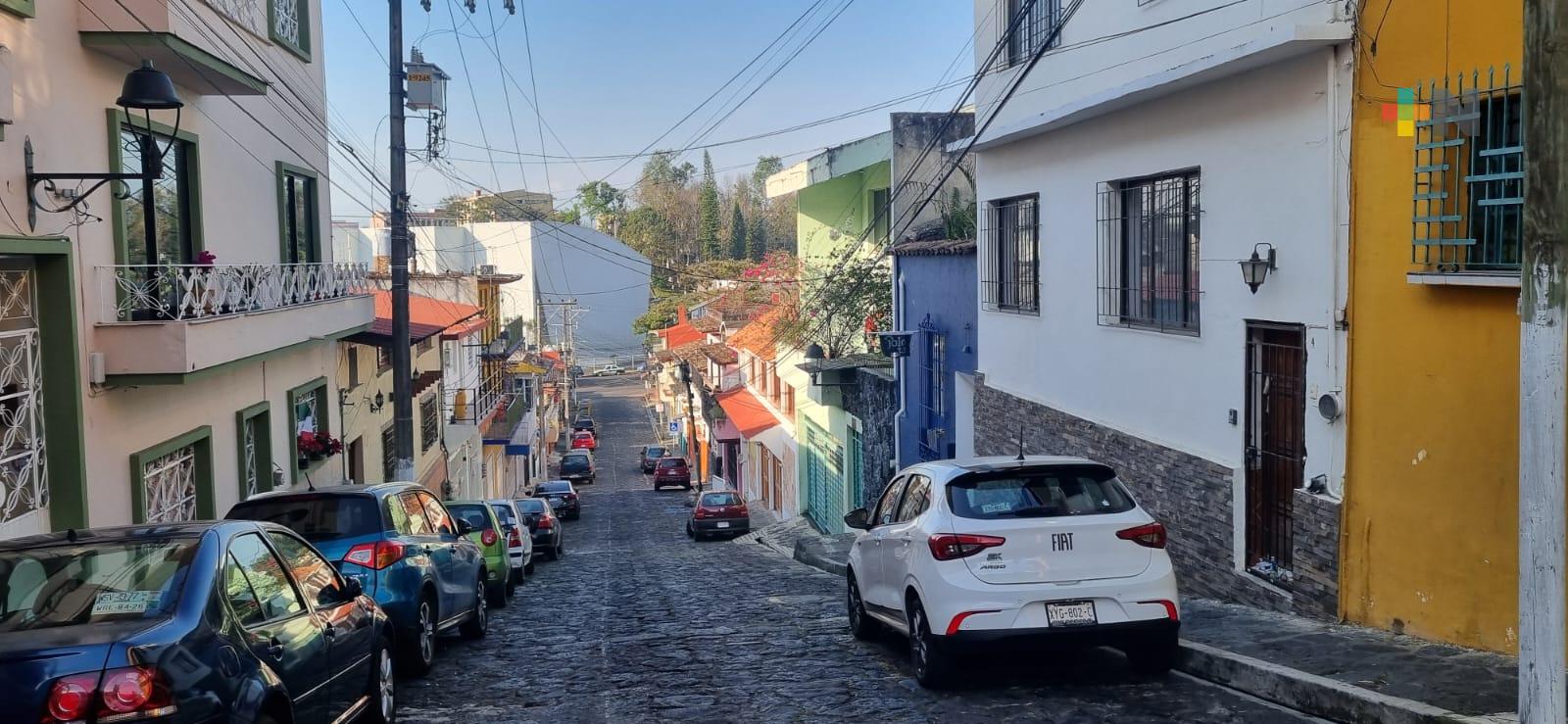 Cielo despejado a medio nublado por la mañana con probabilidad de lluvias y tormentas por la tarde noche