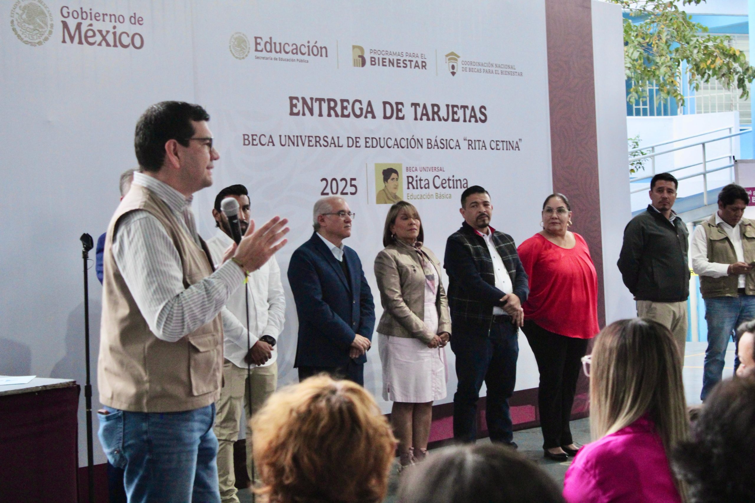 En Xalapa entrega la Coordinación de Becas las tarjetas «Rita Cetina» a estudiantes de secundaria