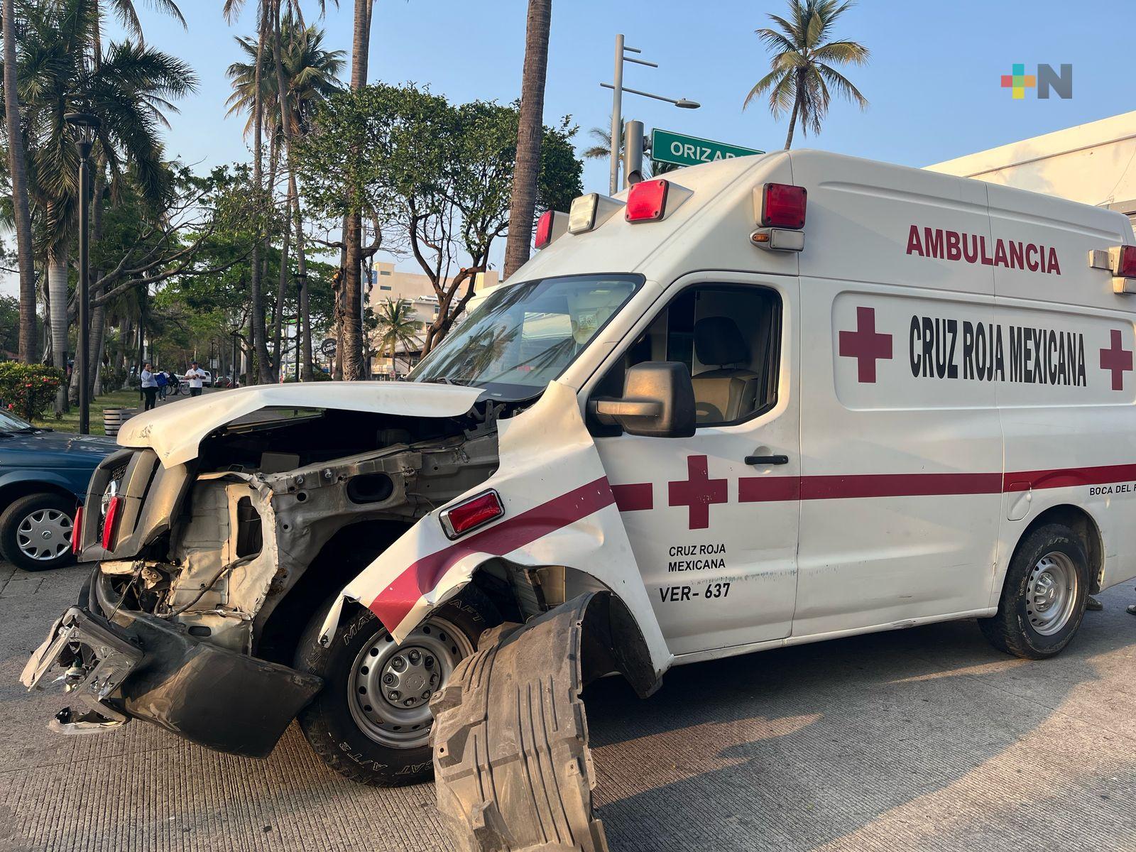 Accidente en la Díaz Mirón, por no ceder el paso a la ambulancia