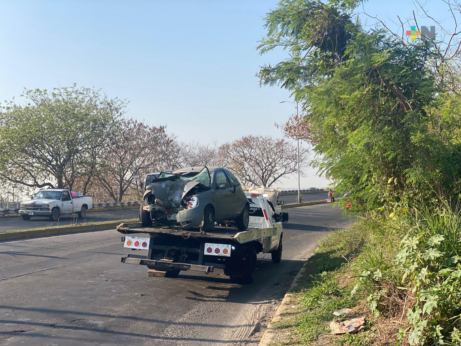 Tres personas lesionadas en choque de automóvil contra árbol en Veracruz puerto