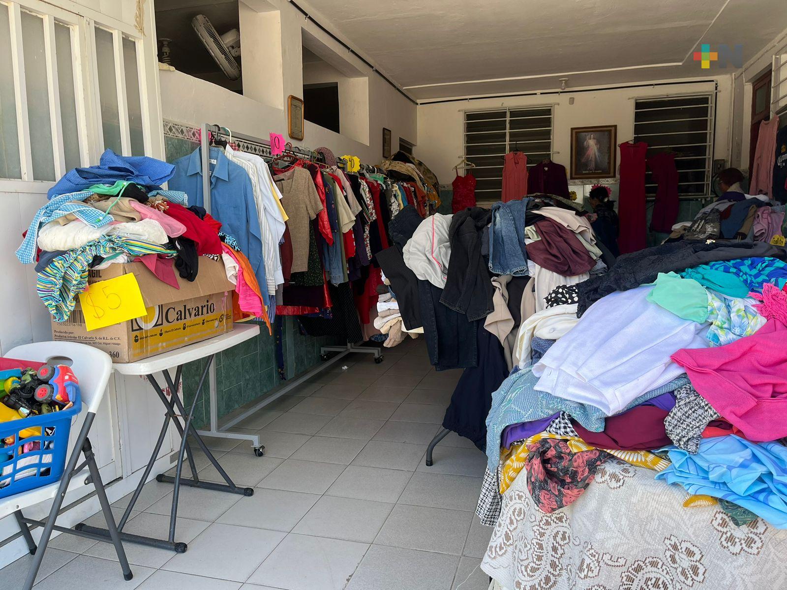 Para solventar gastos, asilo de Coatzacoalcos instala bazar de ropa