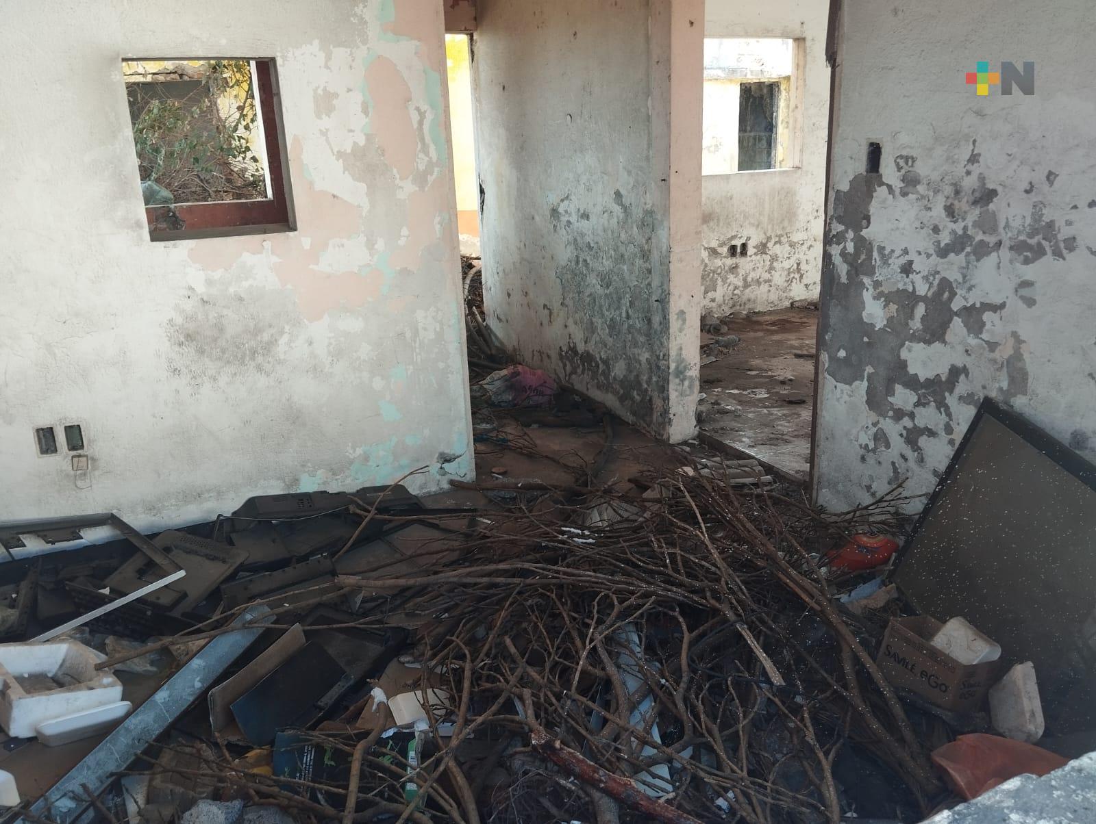 En municipio de Veracruz, casa abandonada se convierte en foco de infección