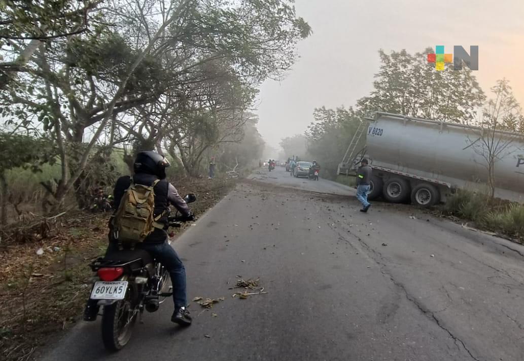 Mujer fallecida y un herido deja choque entre tráiler y camioneta