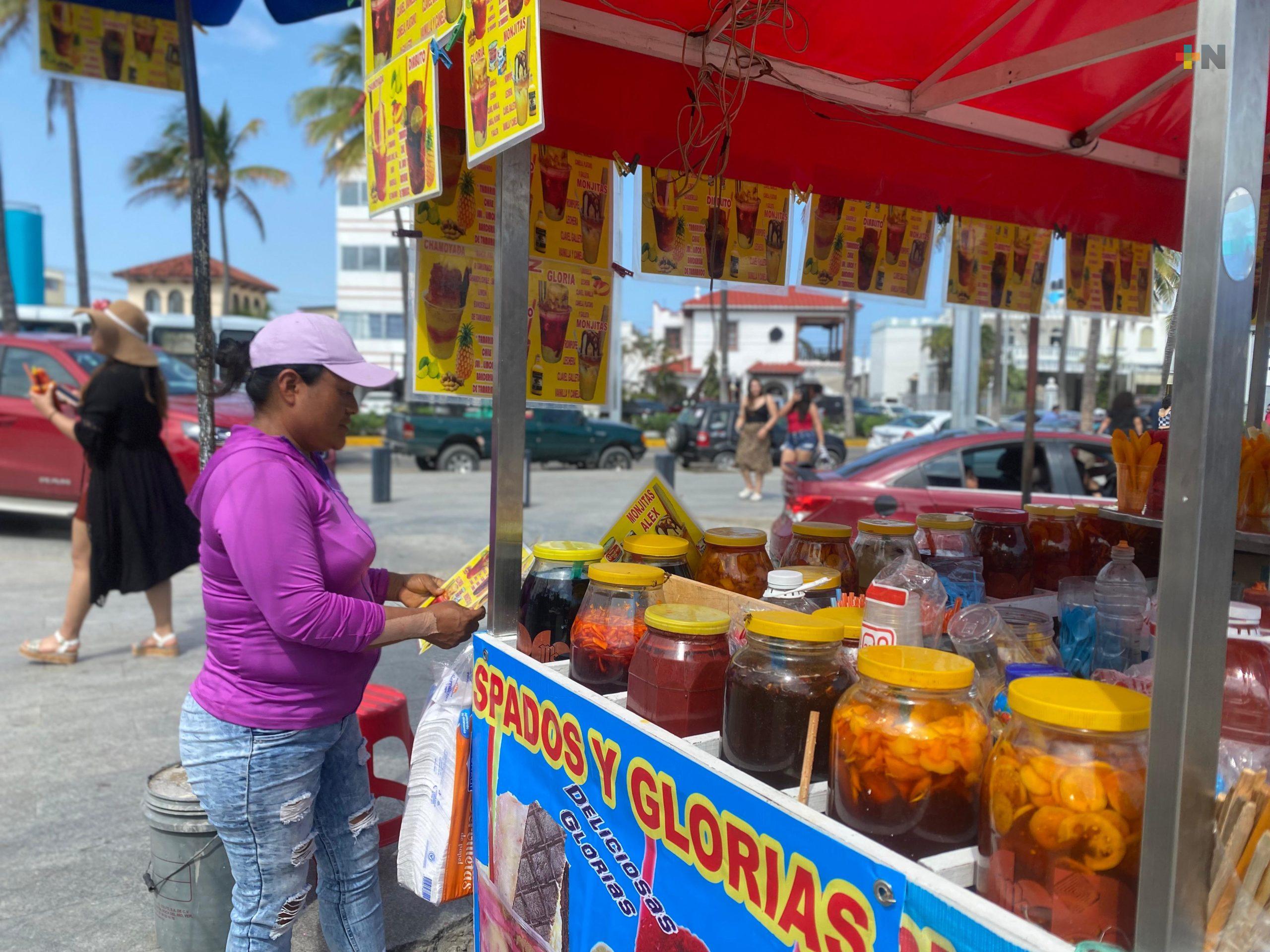 Ambulantes son reubicados en plaza Acuario de Veracruz puerto; habían sido desalojados