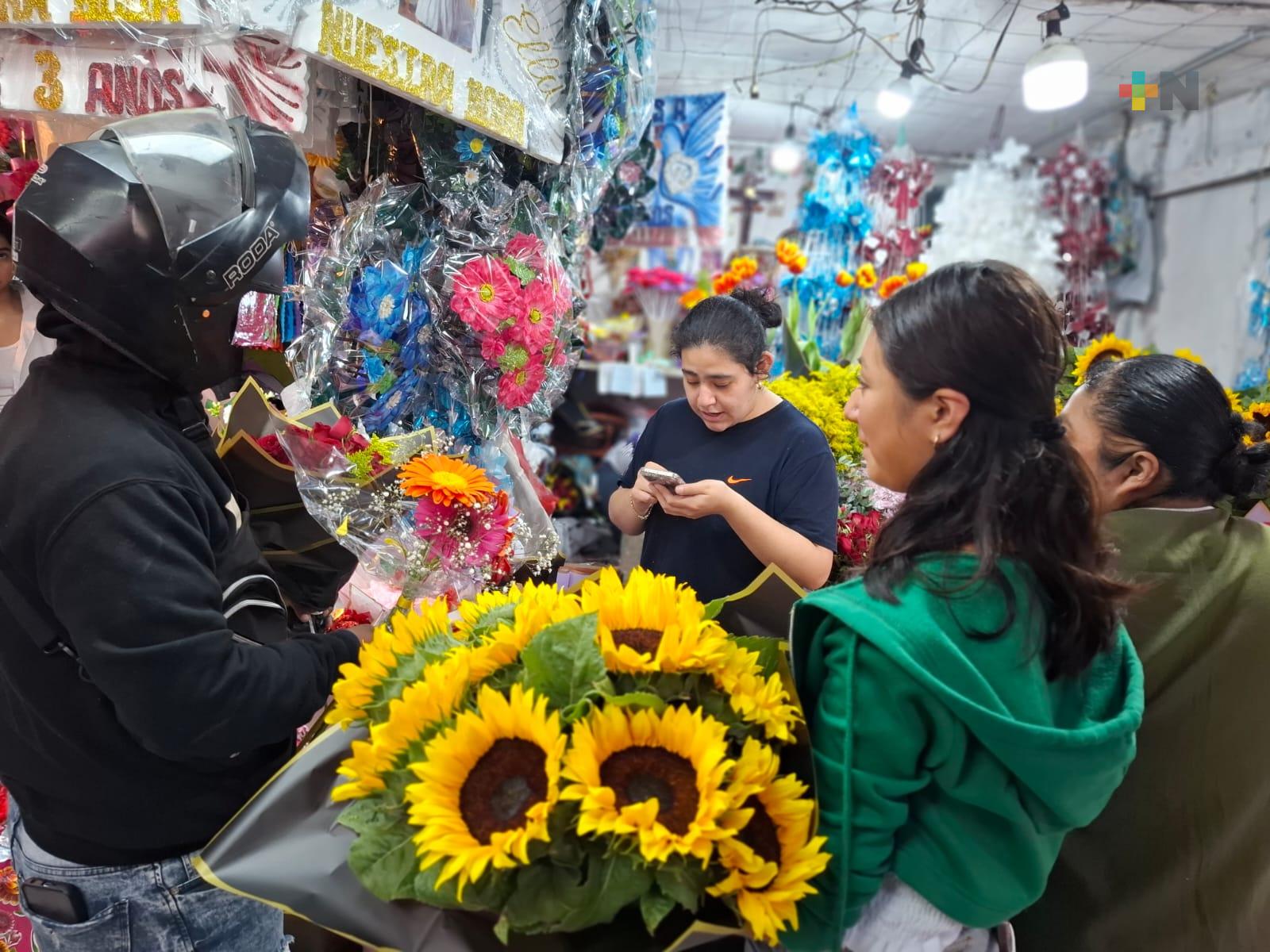 Altas ventas registraron vendedores de flores en Xalapa este 14 de febrero