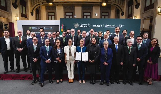 Claudia Sheinbaum firma acuerdo histórico con gasolineros para establecer en 24 pesos el precio de gasolina magna