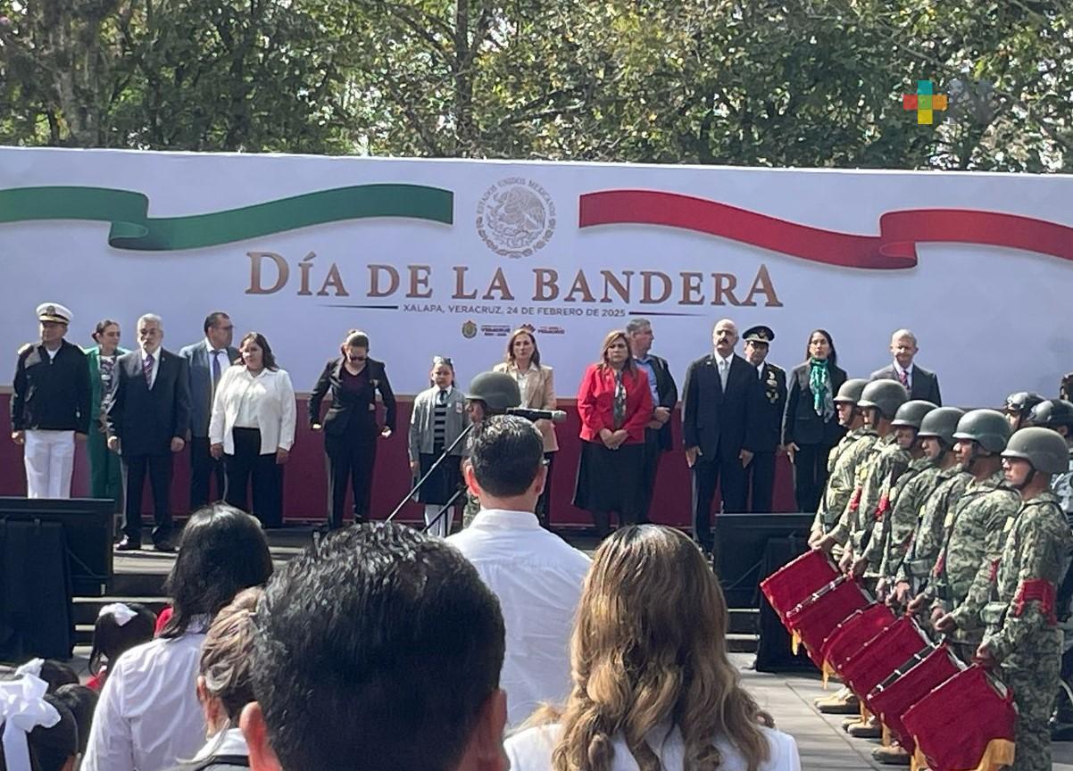 Rocío Nahle conmemora Día de la Bandera en Xalapa
