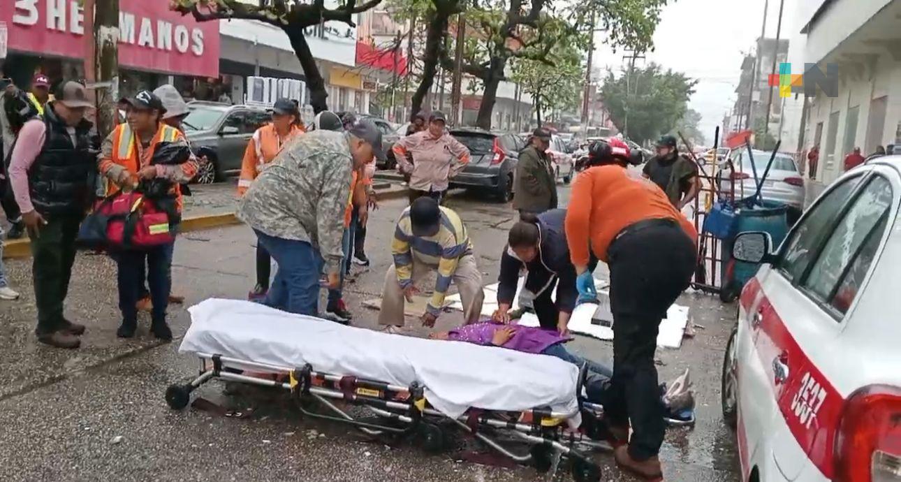 En Coatza, viento provoca caída de anuncio y lesiona a mujer