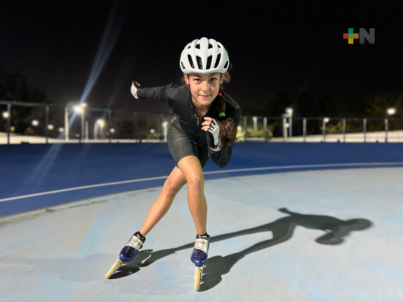 Blanca Fernández entrena para participar en patinaje de velocidad