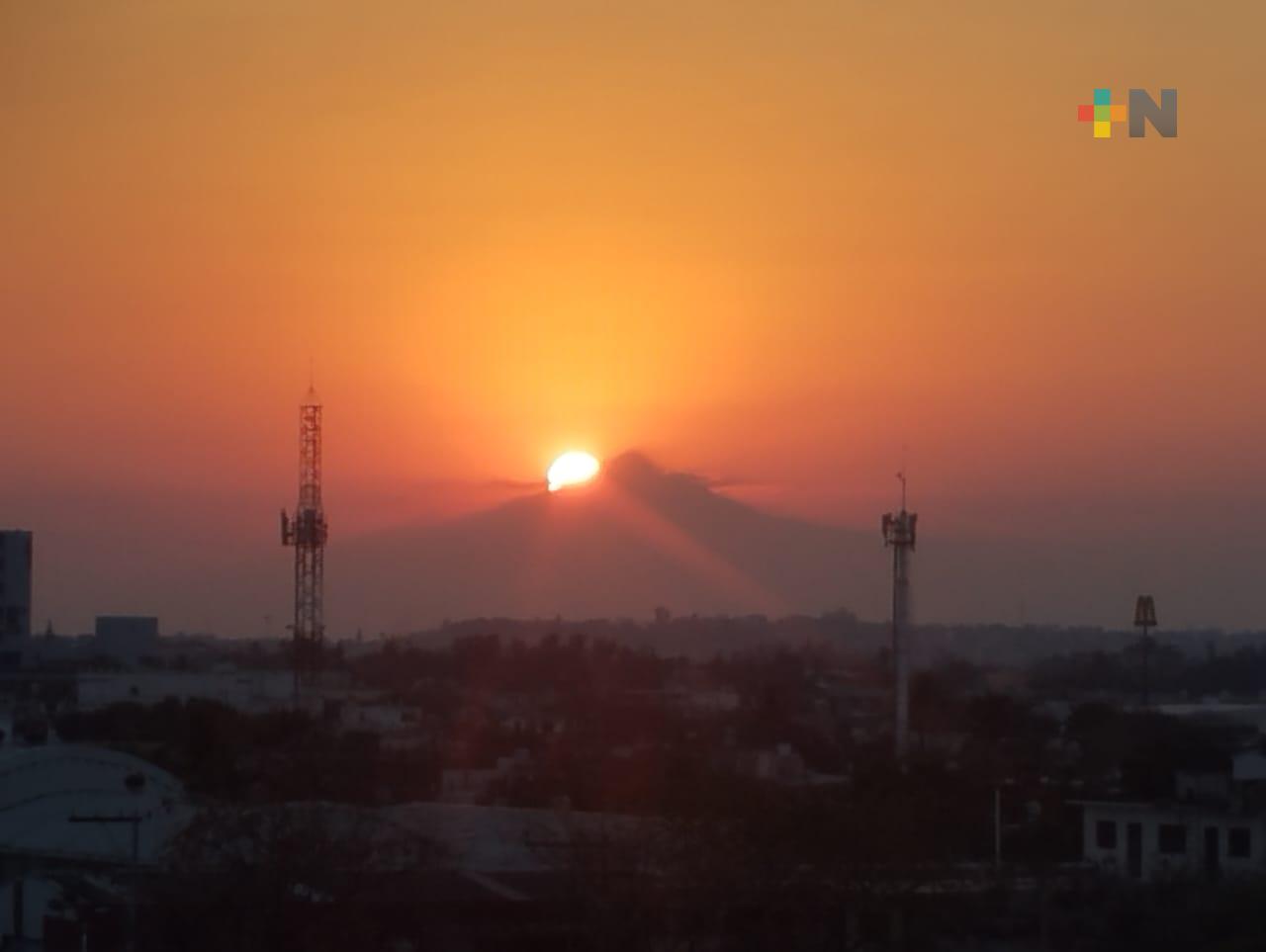 En puerto de Veracruz, ciudadanos disfrutan de maravillosa puesta de sol