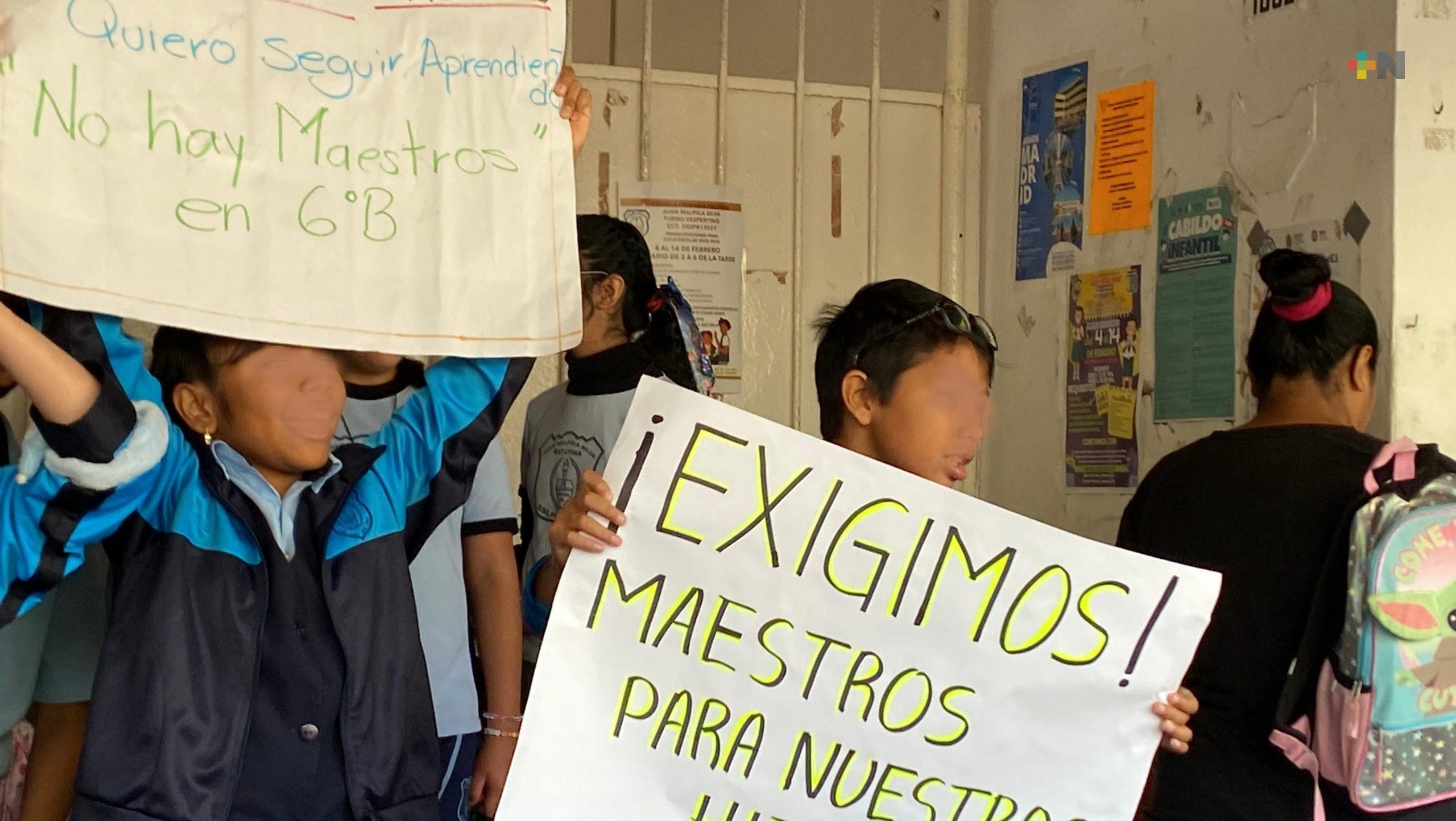 Padres de familia se manifiestan en primaria; piden maestro para sus hijos en Veracruz puerto