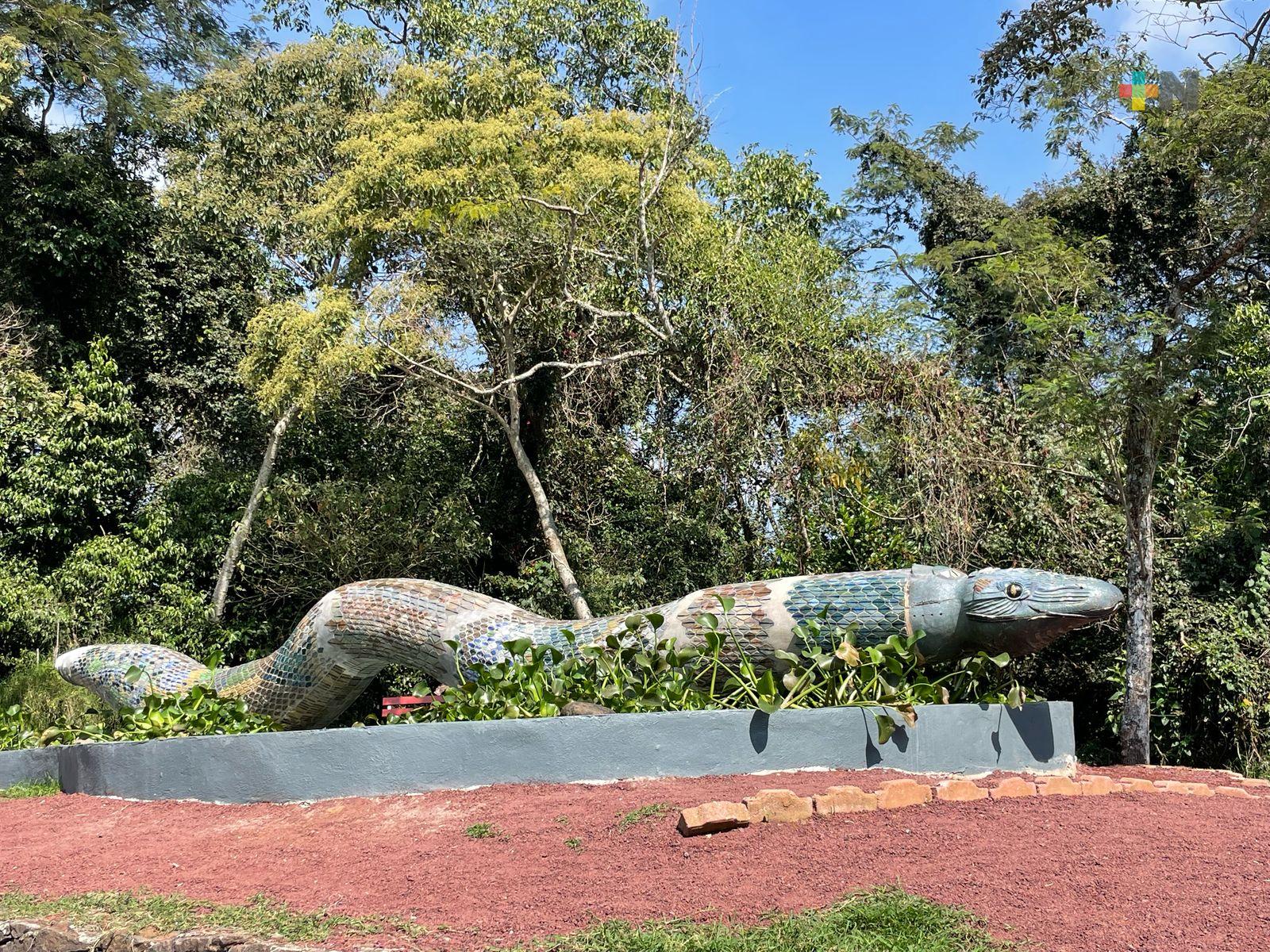 En parque Naturalia artistas xalapeños reinauguran la serpiente Coatl