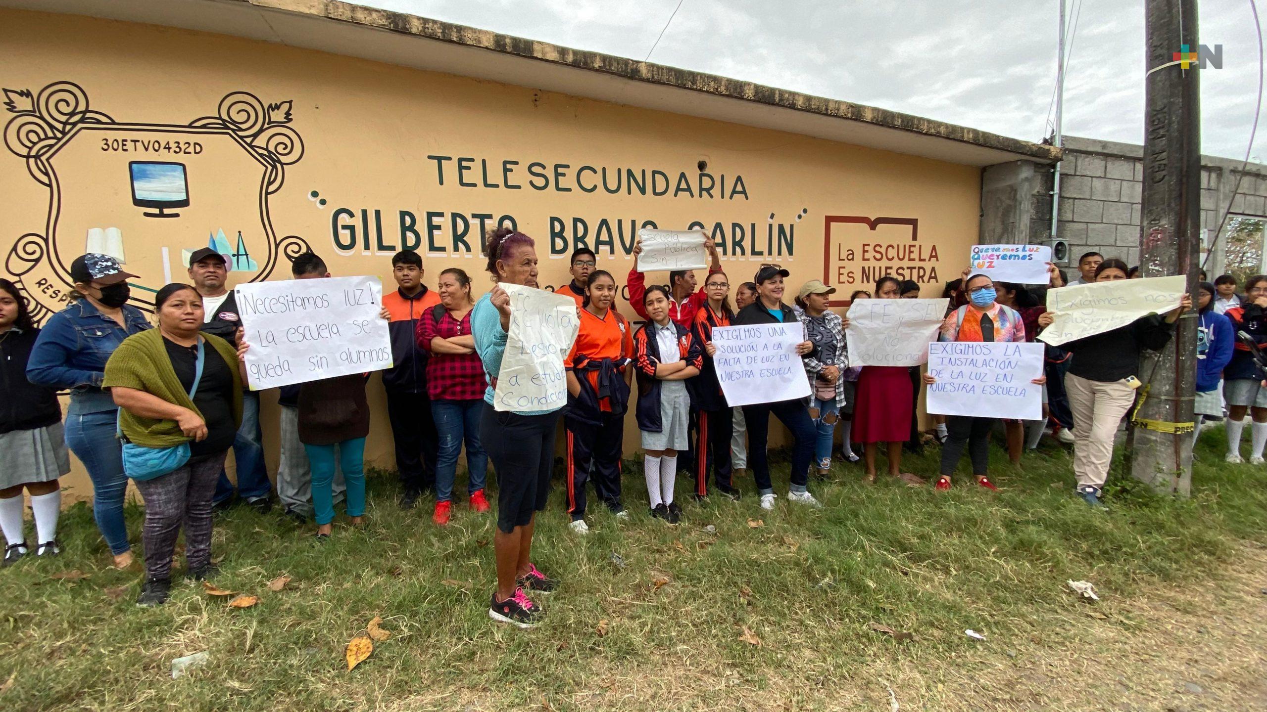 Protestan por carencias en telesecundaria de Las Bajadas