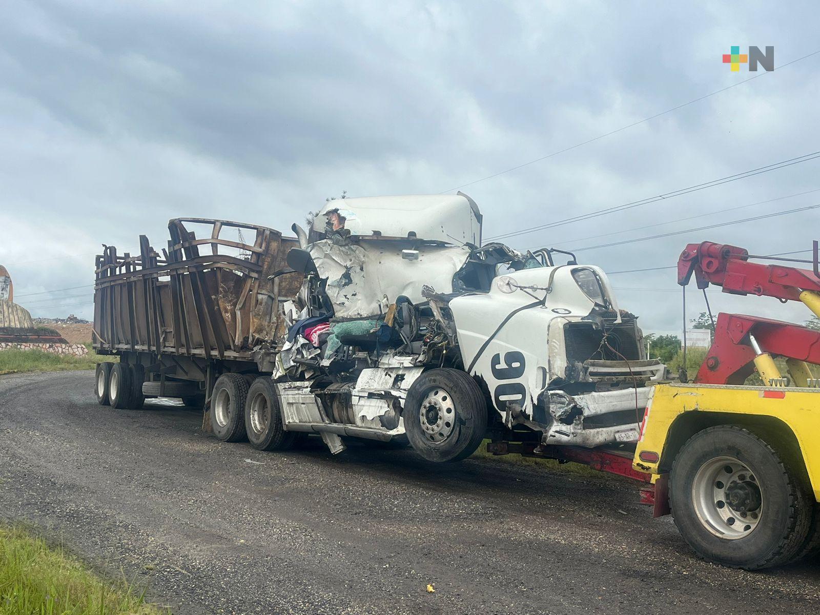 Trailer y autobús se impactaron en carretera Coatza-Mina