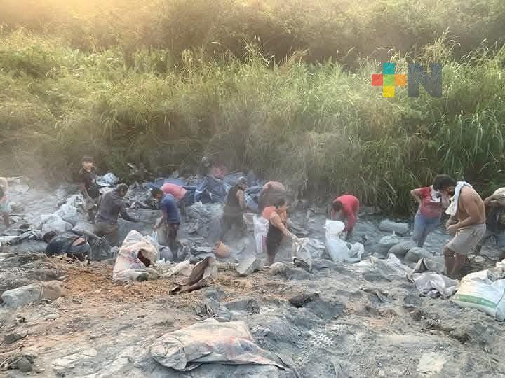 Cometen rapiña tras volcadura de tráiler cargado de cemento en sur de Veracruz