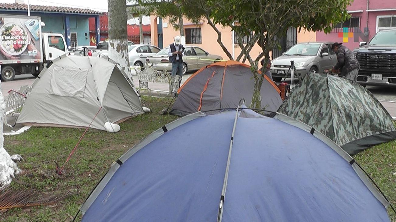 En casa de campaña acampan turistas en Tlacotalpan