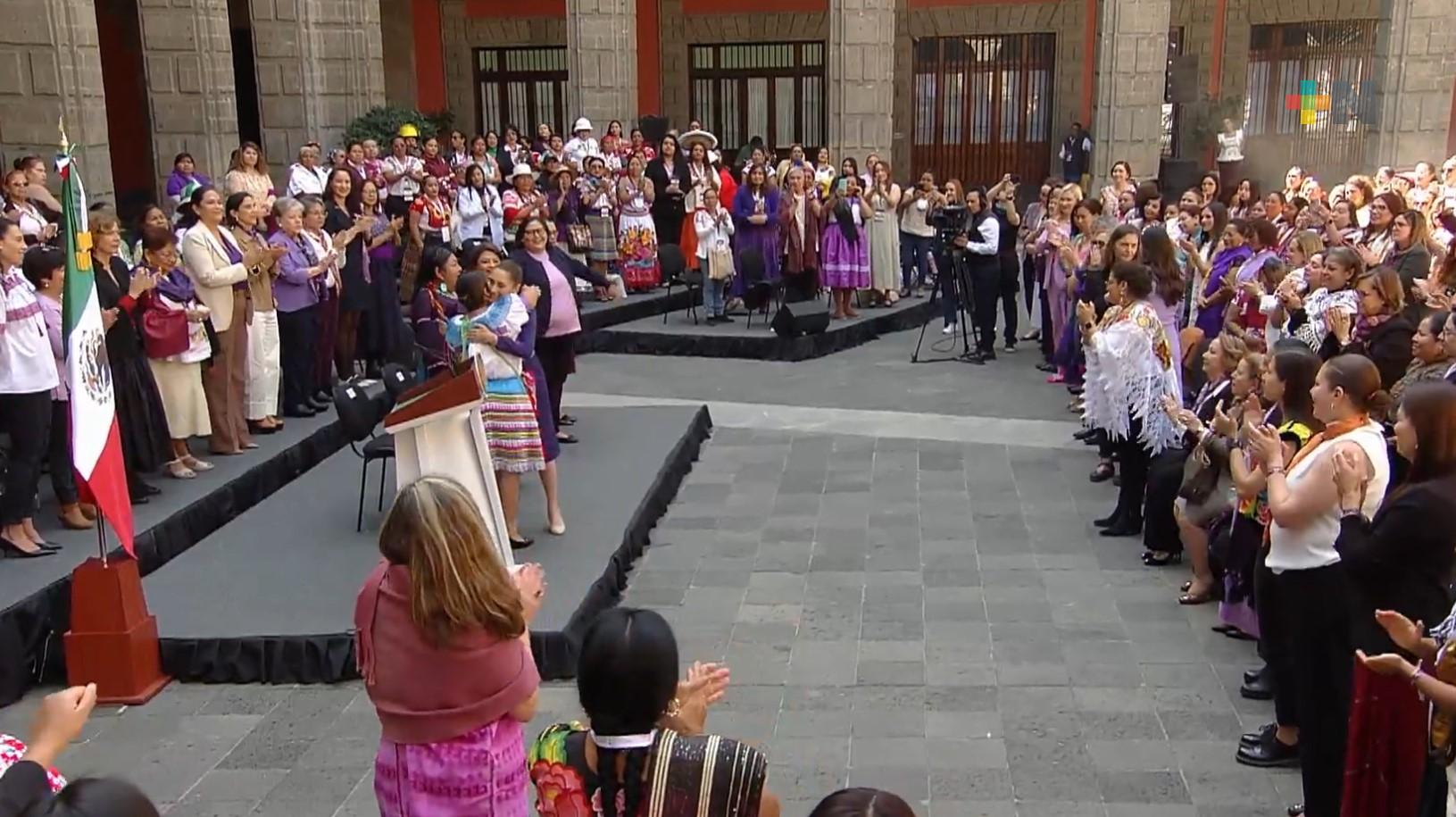 8M: Mujeres indígenas entregan bastón de mando a Sheinbaum