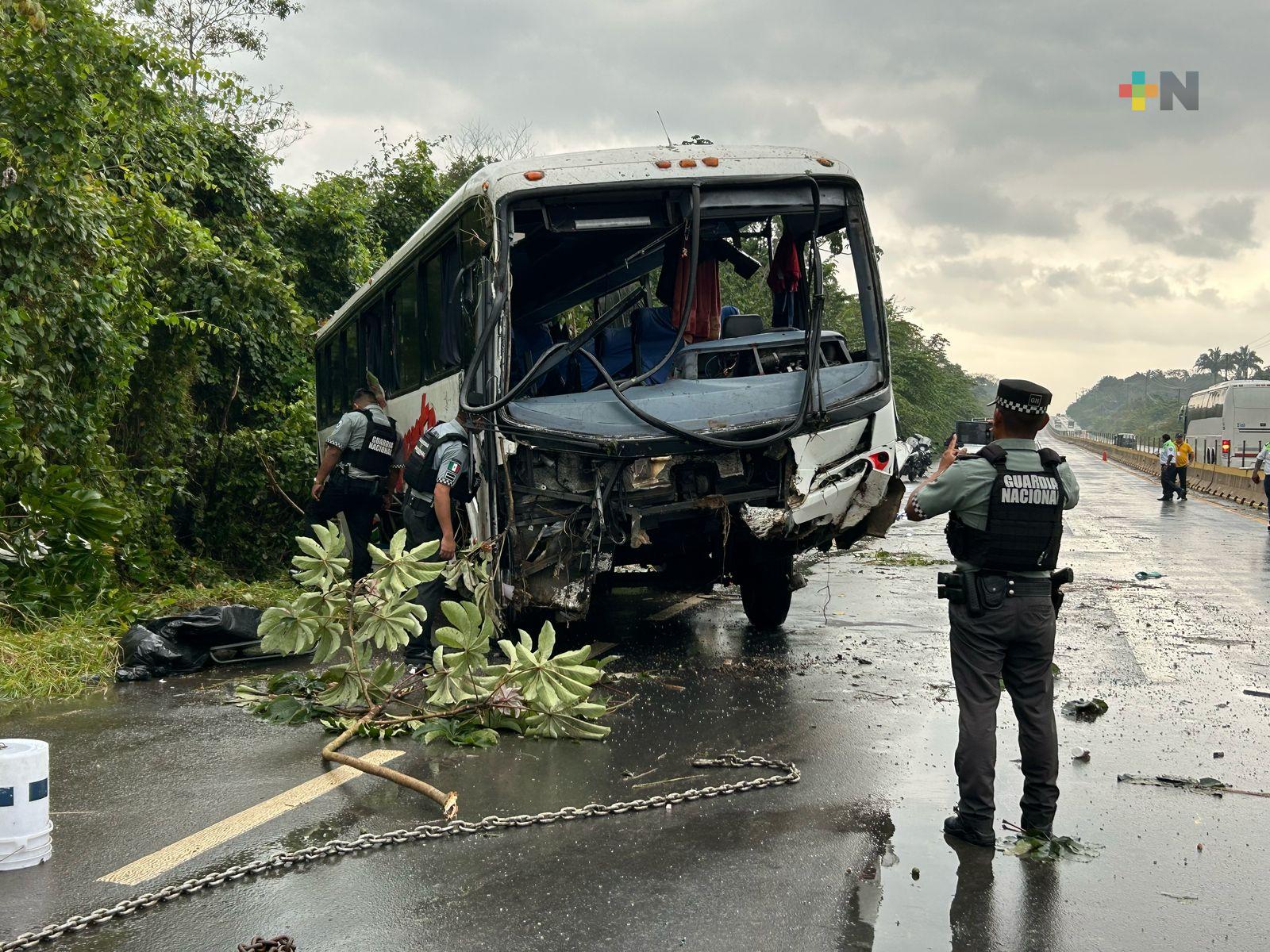 Una persona muerta y más de 20 lesionados saldo de volcadura de autobús