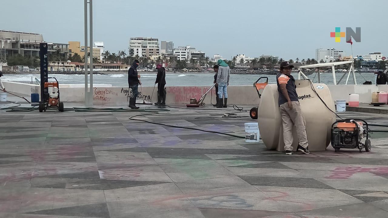 Limpian pintas de concentración del 8M en zona del asta bandera de Veracruz puerto