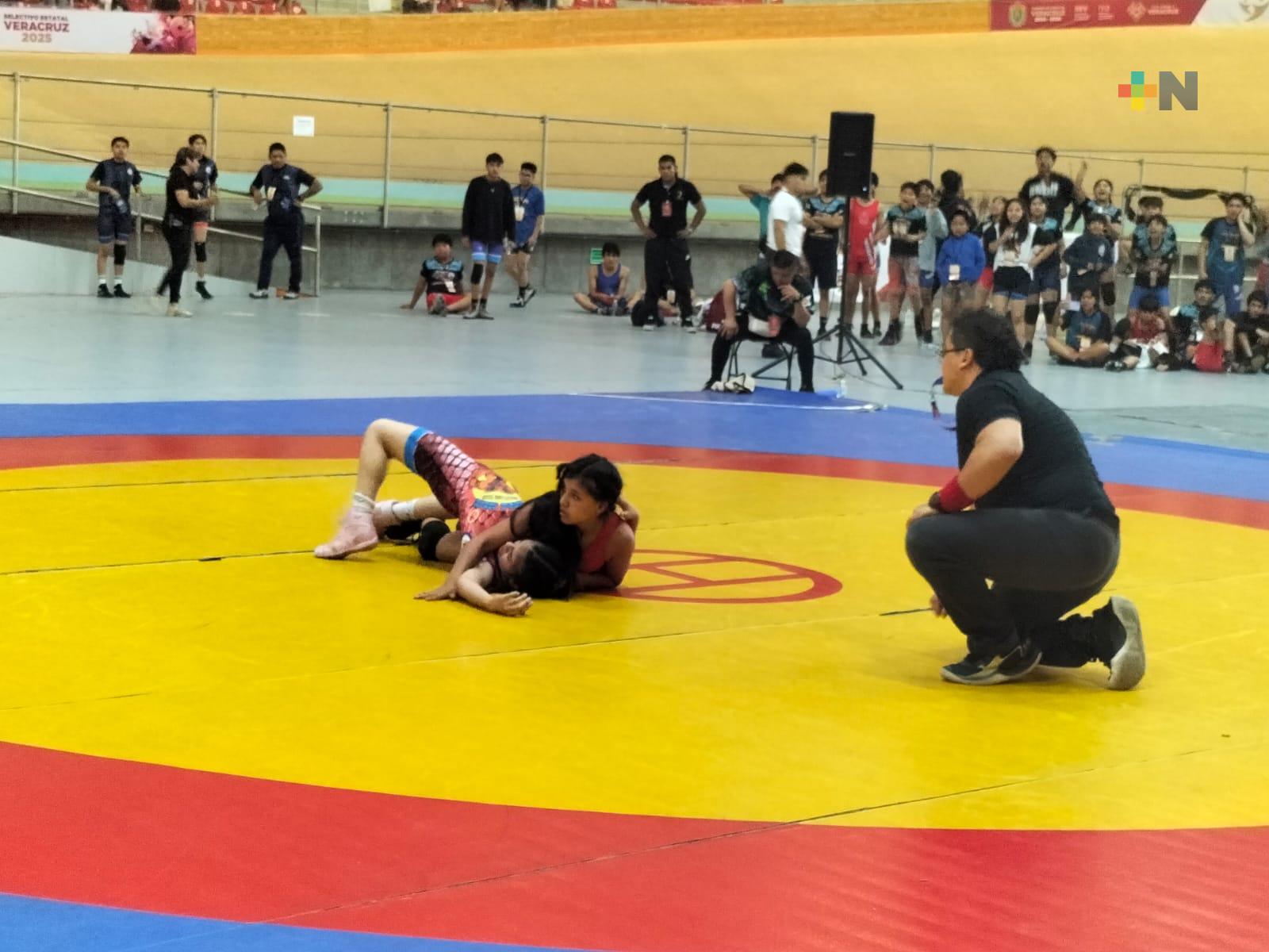 Clubes de Xalapa con buena participación en estatal de luchas asociadas de Juegos Conade