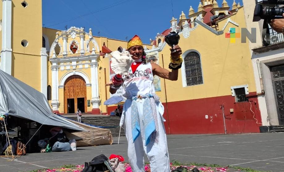 Danzante Cuauhtli realiza limpieza energética en plaza Lerdo de Xalapa