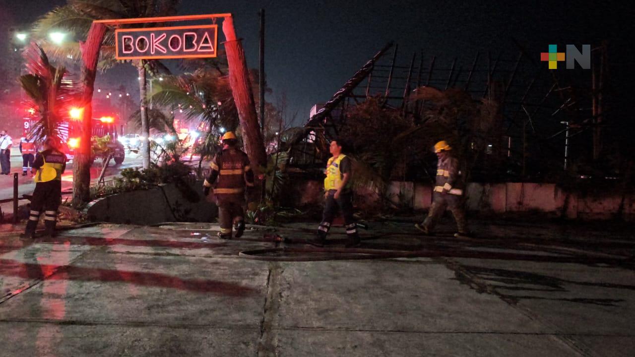 Incendio consume restaurante en Boca del Río, no se reportan lesionados