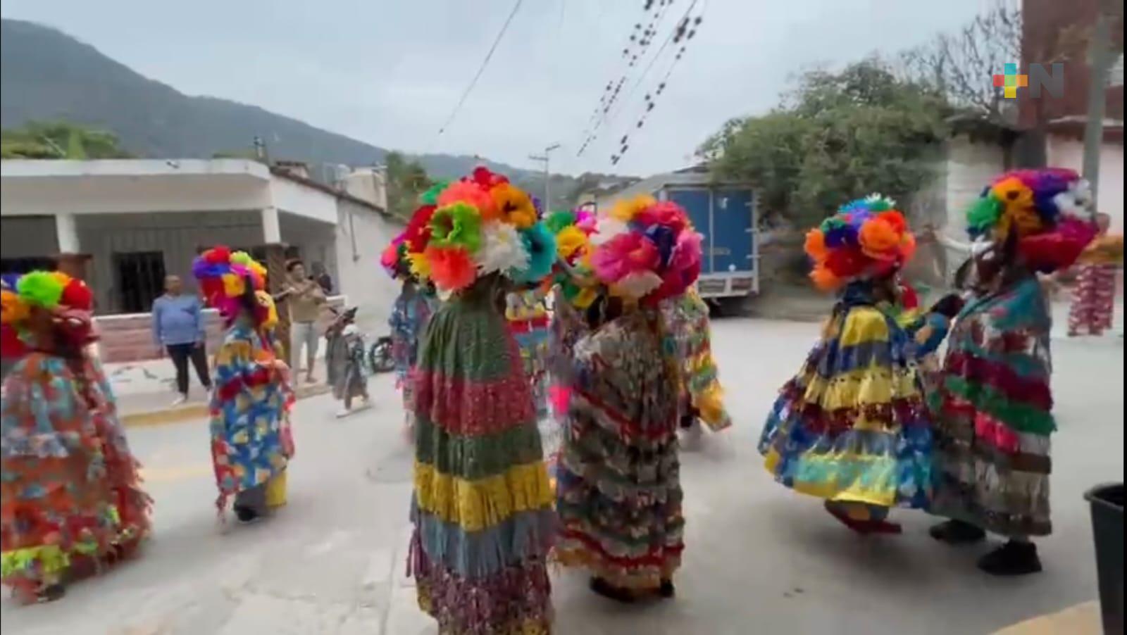 Habitantes de Coyolillo se preparan con anticipación para su colorido carnaval