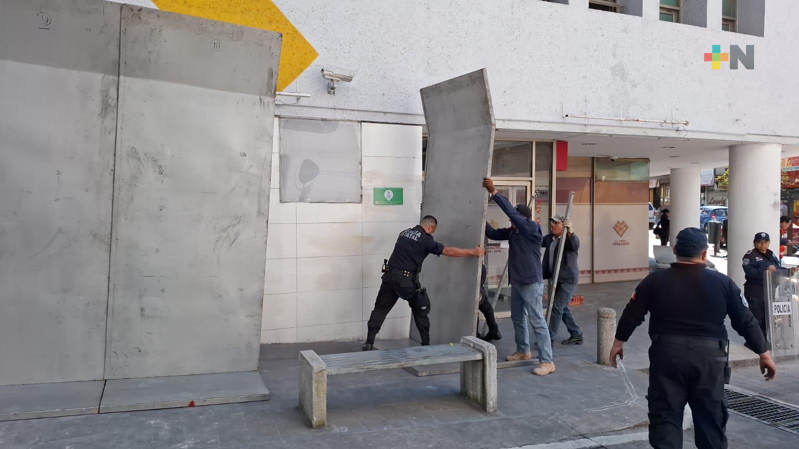 Se instalaron vallas de protección en edificios del centro de Xalapa por marcha del 8M