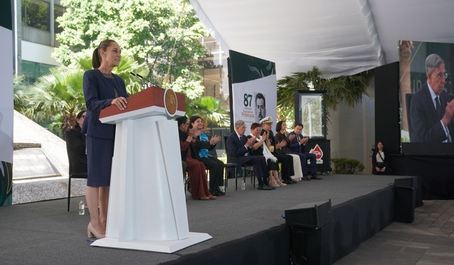 Presidenta firma decreto para recuperar a Pemex y CFE como empresas públicas del Estado