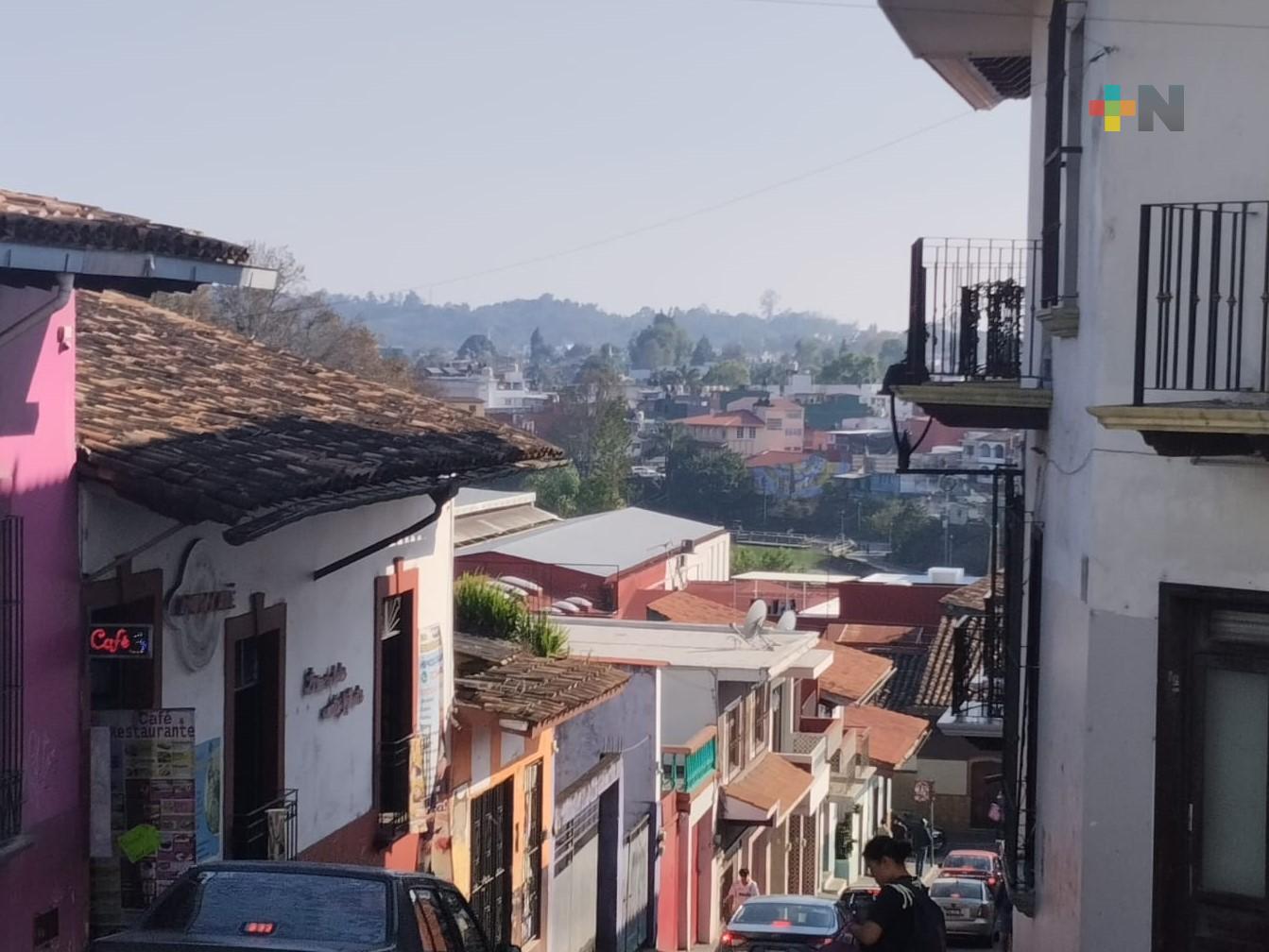 Ambiente caluroso con probabilidad de lluvias aisladas en región montañosa de la entidad veracruzana