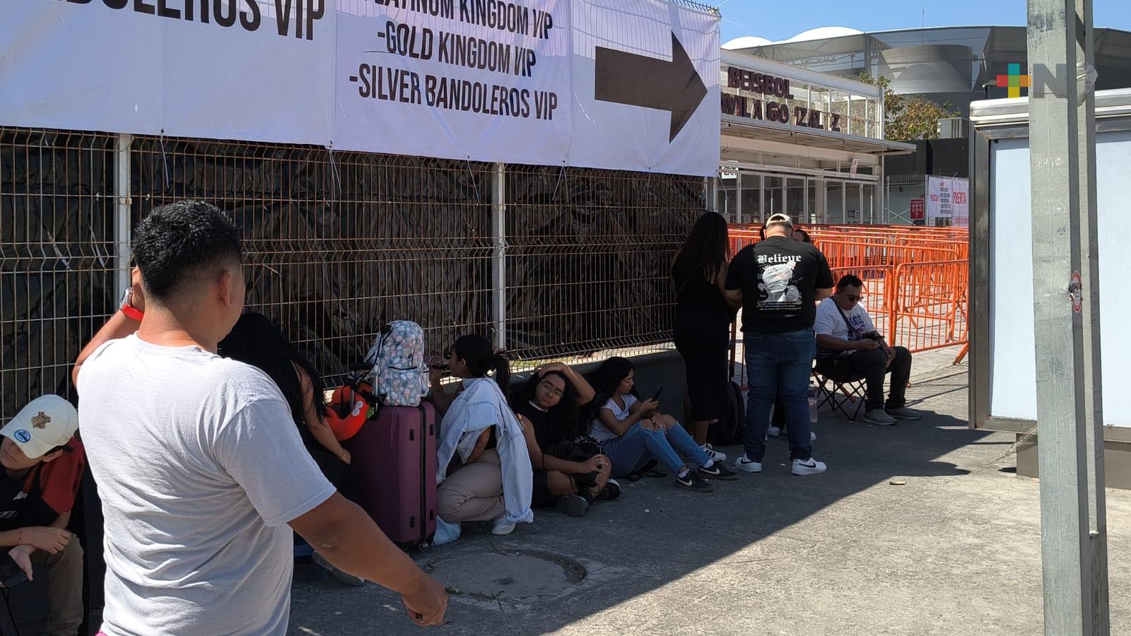 Fans de Don Omar pasan la noche afuera del estadio Beto Ávila