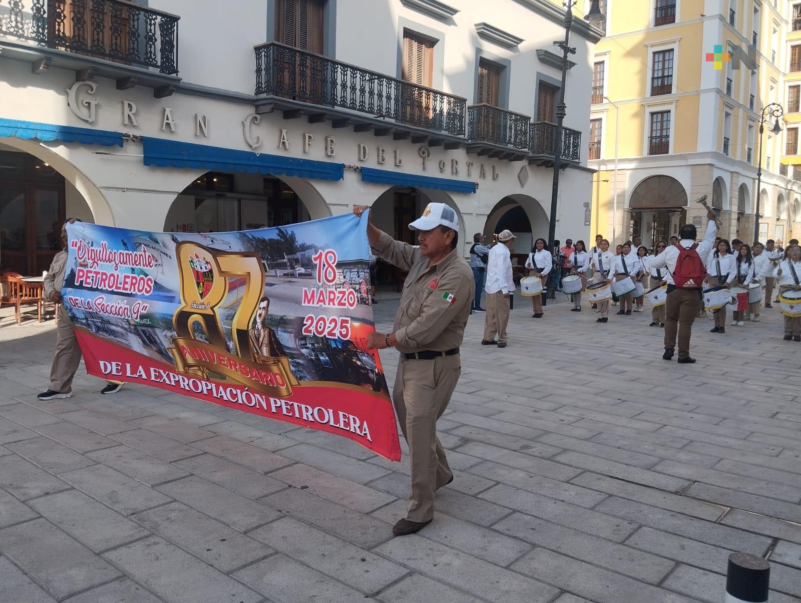 Trabajadores de Pemex desfilan por aniversario de Expropiación Petrolera en Veracruz puerto