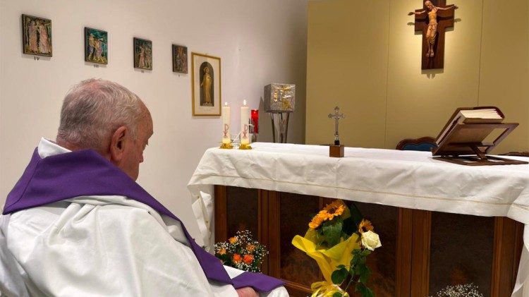 El Papa concelebró Misa en capilla privada del Gemelli