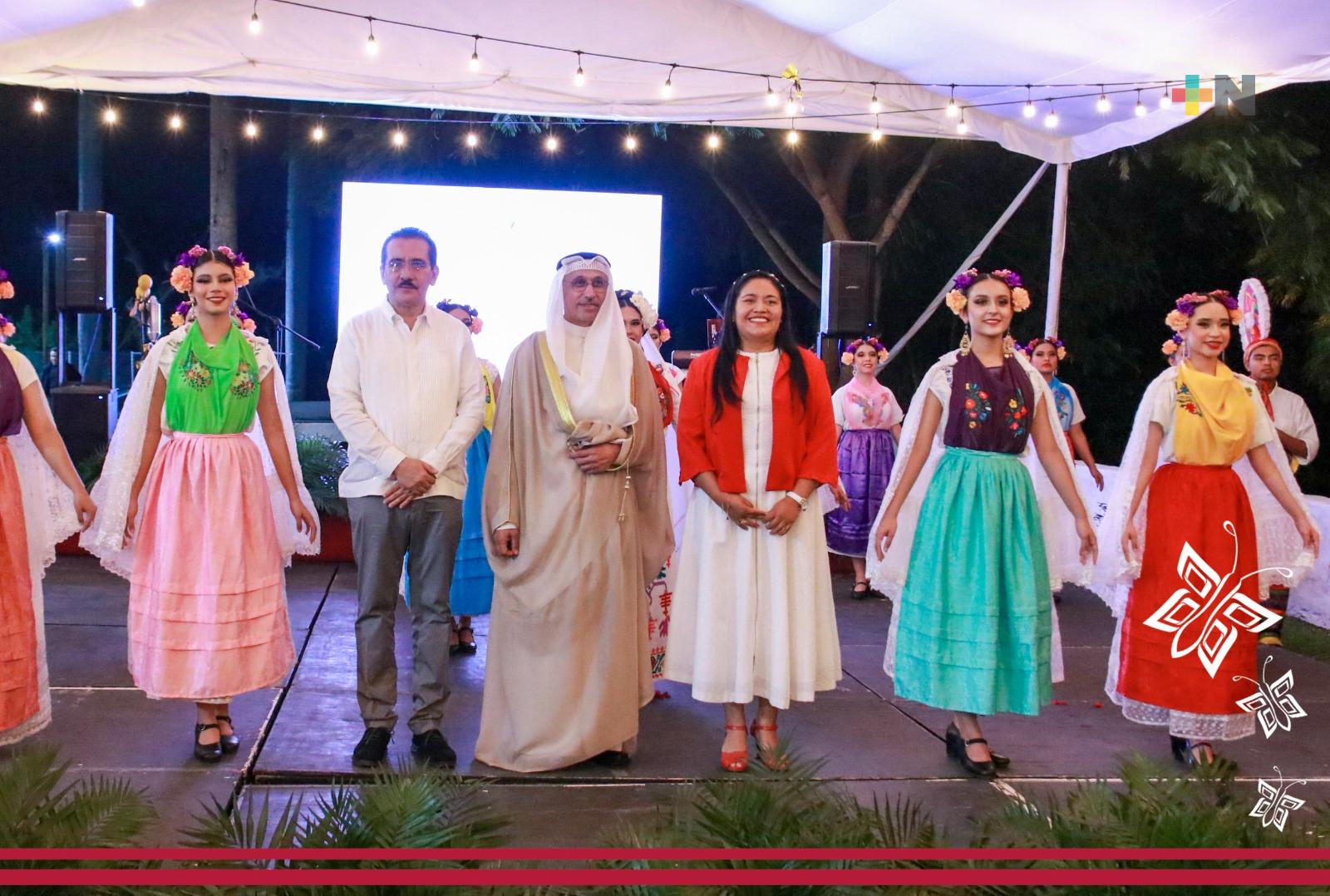 Embajador de Kuwait visita Martínez de la Torre; le entregan las llaves de la ciudad