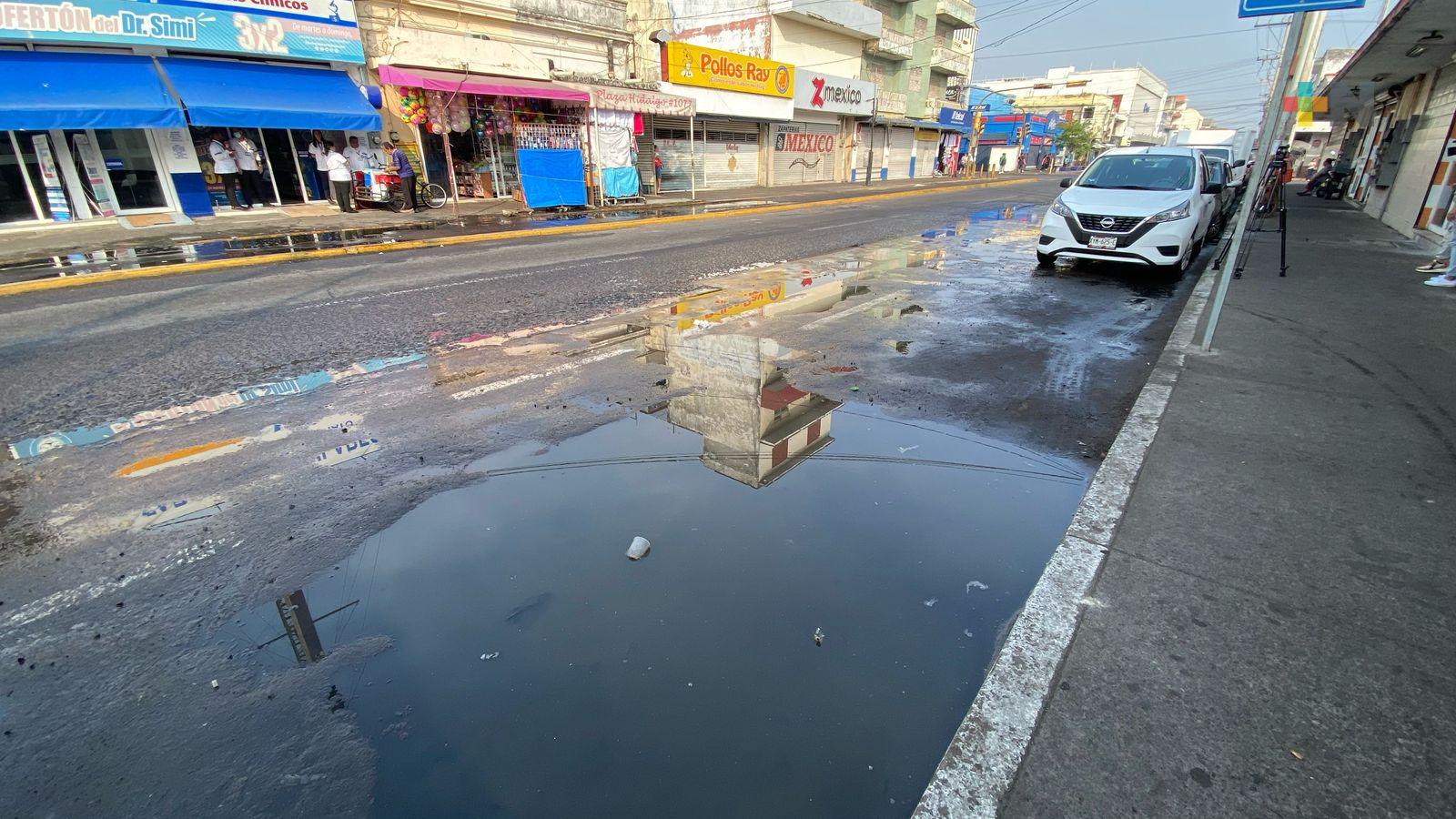 Foco de infección por fuga aguas negras en mercado Hidalgo