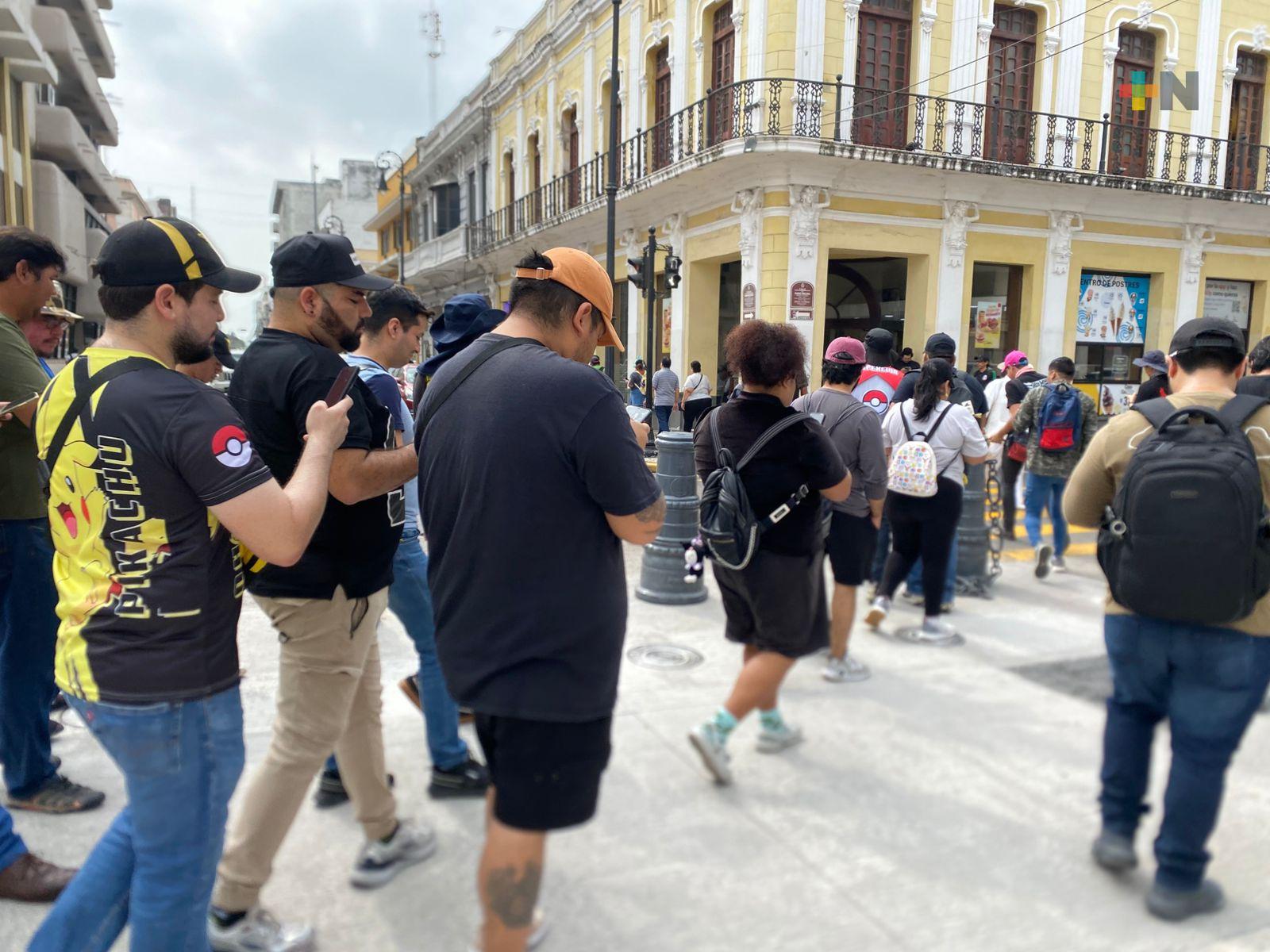 Se reúnen para jugar videojuegos mientras caminan en Veracruz puerto