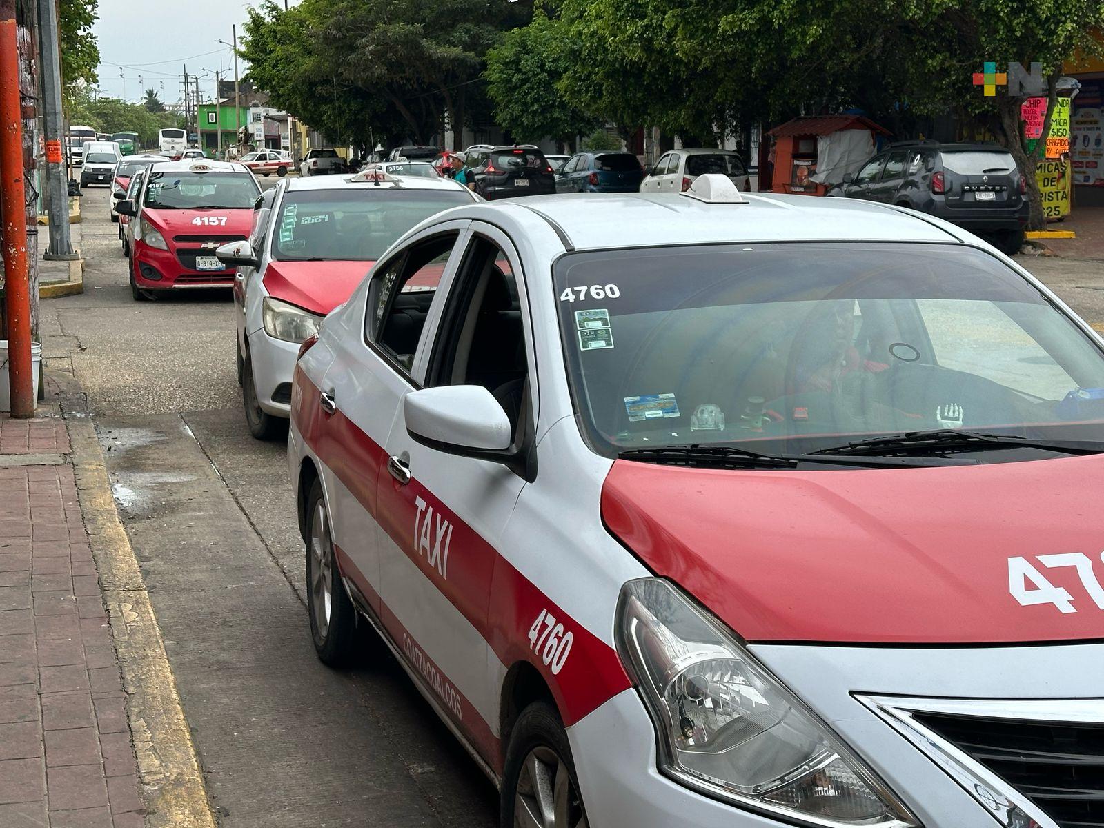 Tope en precio de gasolina beneficiará la economía, opinan taxistas de Coatzacoalcos