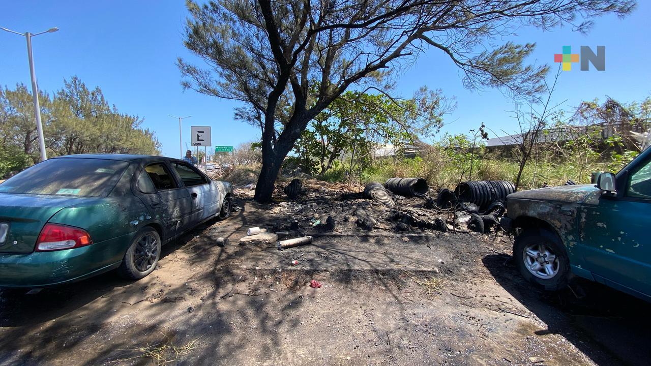 Incendios de pastizales dejan dos vehículos calcinados en Veracruz puerto