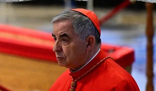 Cardenal Angelo Becciu no participará en el Cónclave