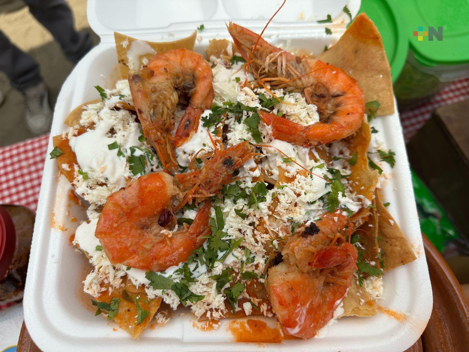 Emprendedores ofrecen platillos típicos de Coatza en Feria del Marisco en zona de playa