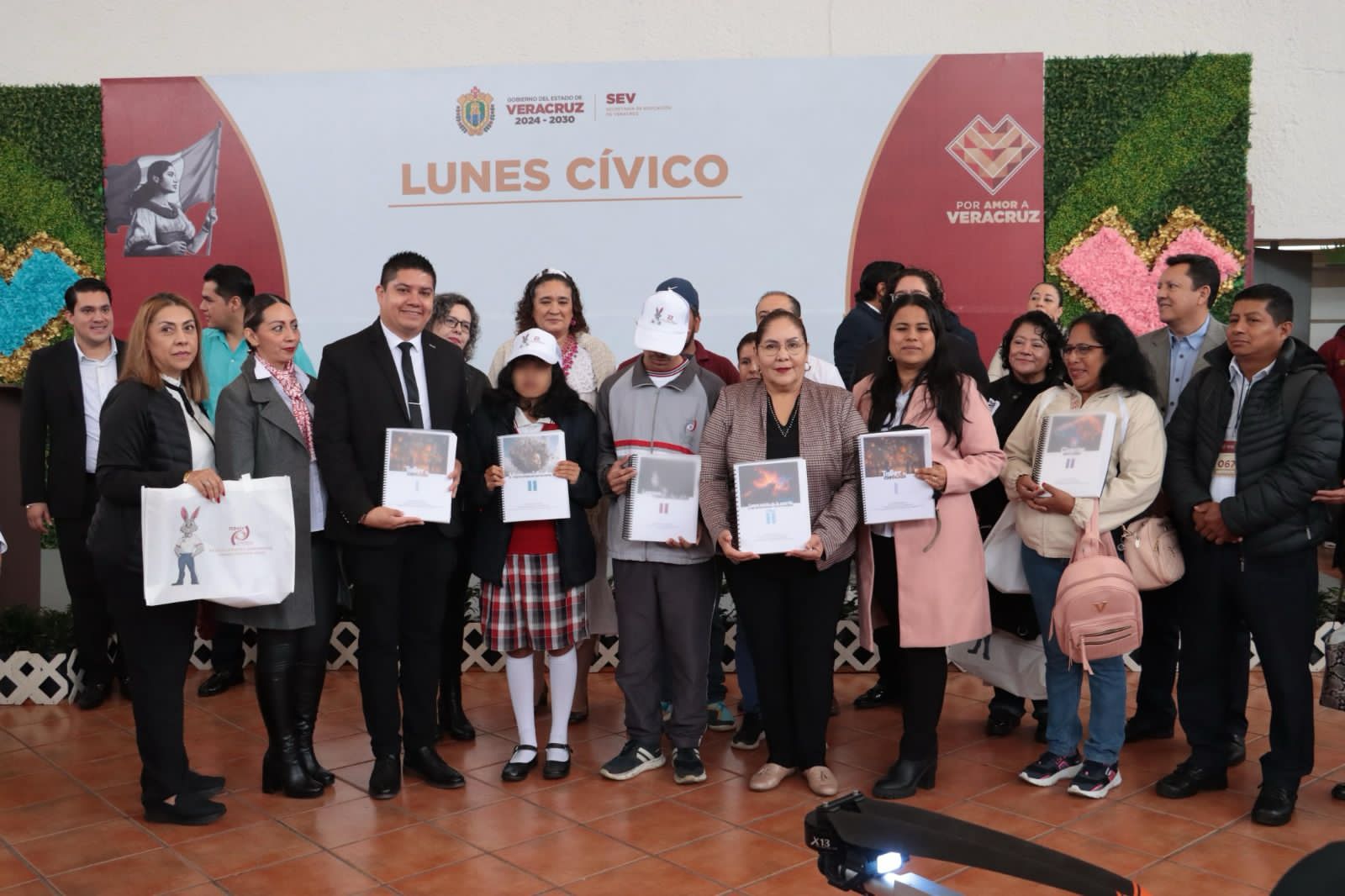Entrega SEV materiales en braille y macrotipo a estudiantes del Tebaev