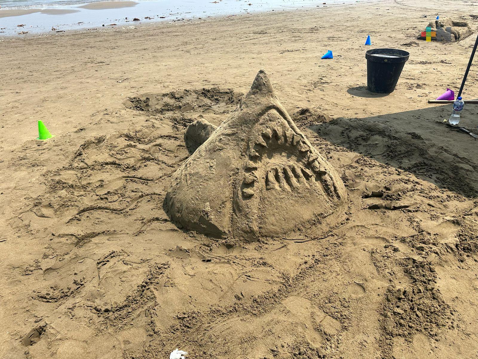 En Coatza combinan descanso con arte: hacen concurso de esculturas de arena